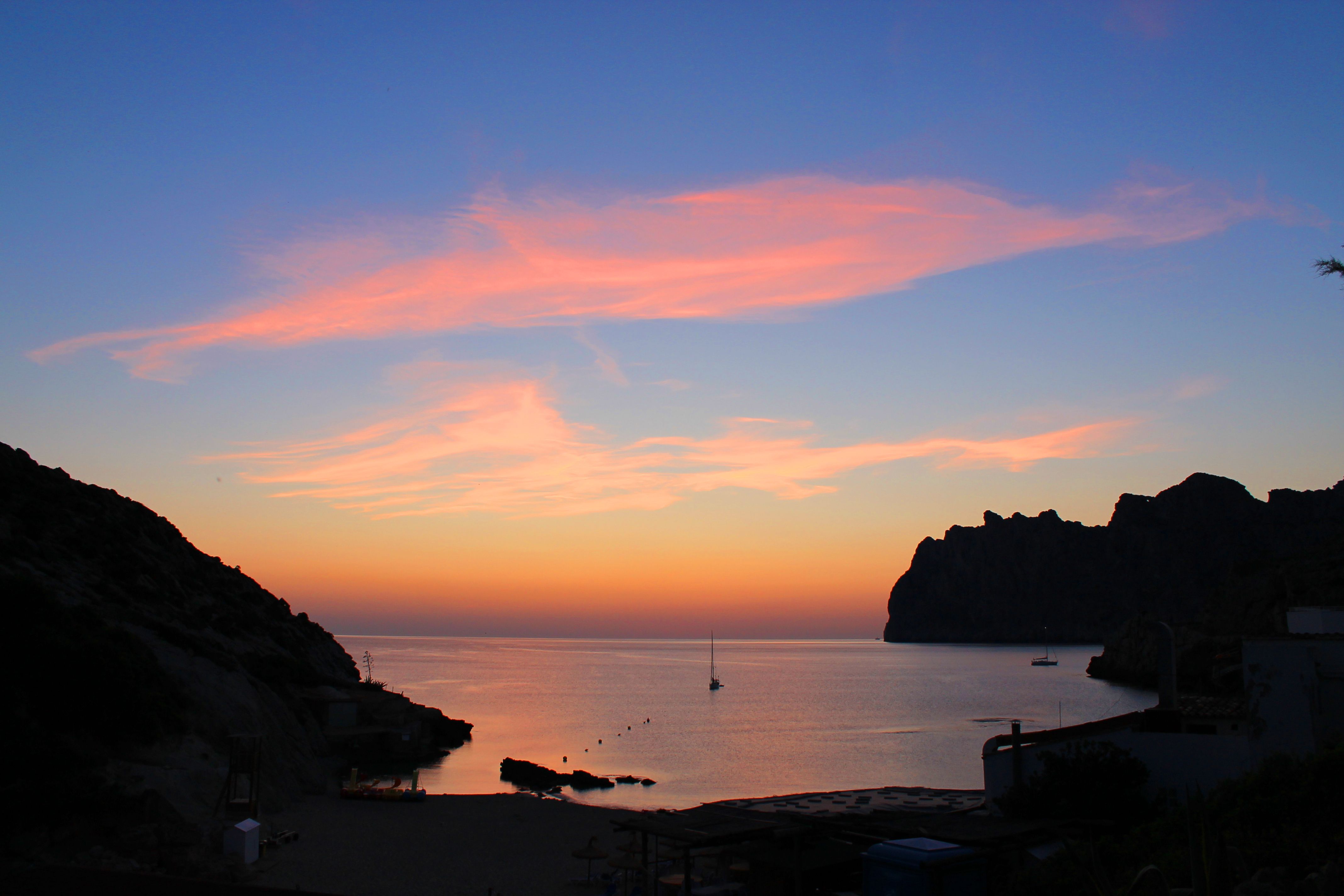 Imatge de Cala Barques a Cala Sant Vicenç, Pollença. Foto: Xesca Serra.